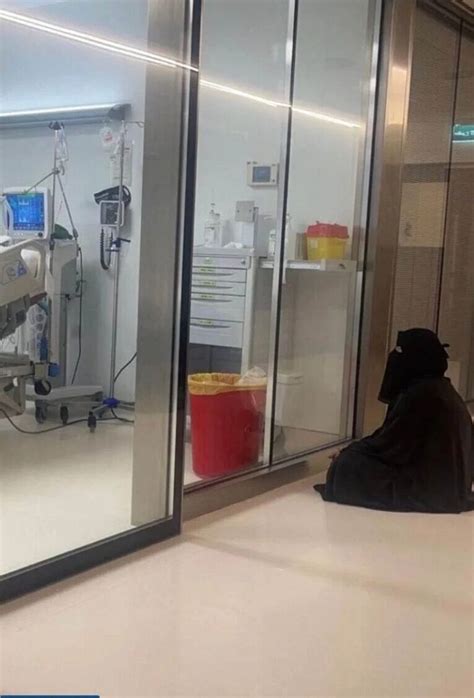 سبب وفاة تركي الظفيري، انتشرت عبر العديد من مواقع السوشيال ميديا صورة لسيدة تجلس أمام غرفة العلاج في إحدى المشافي في
